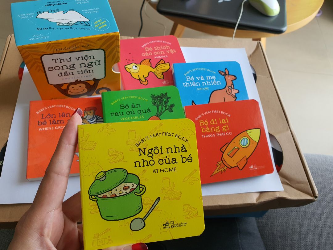 Trong hình dung của mình khi xem thông tin, mình cứ ngỡ là cuốn truyện để kể/đọc cho bé nghe, cùng bé nằm xem vì nghĩ hẳn to lắm vì thông tin không có kích thước mà mình hình dung theo ảnh chụp minh họa trên Tiki. nhưng nhận hàng mở ra ú òa luôn, sách bé tí hon ko thể nằm cùng đọc cùng xem với bé được. Với cả sách giấy bìa cứng, chứ không phải bìa mềm như mô tả. Tiki/Shop lưu ý mô tả thông tin sản phẩm cho chuẩn xác để người mua đỡ bất ngờ nha.
Điểm cộng là sách có màu sắc sặc sỡ rất thu hút sự chú ý của bé, nội dung đơn giản phù hợp, nhiều chủ đề, hình ảnh bắt mắt, chất in ấn tốt. Bé cháu nhà mình thích lắm.