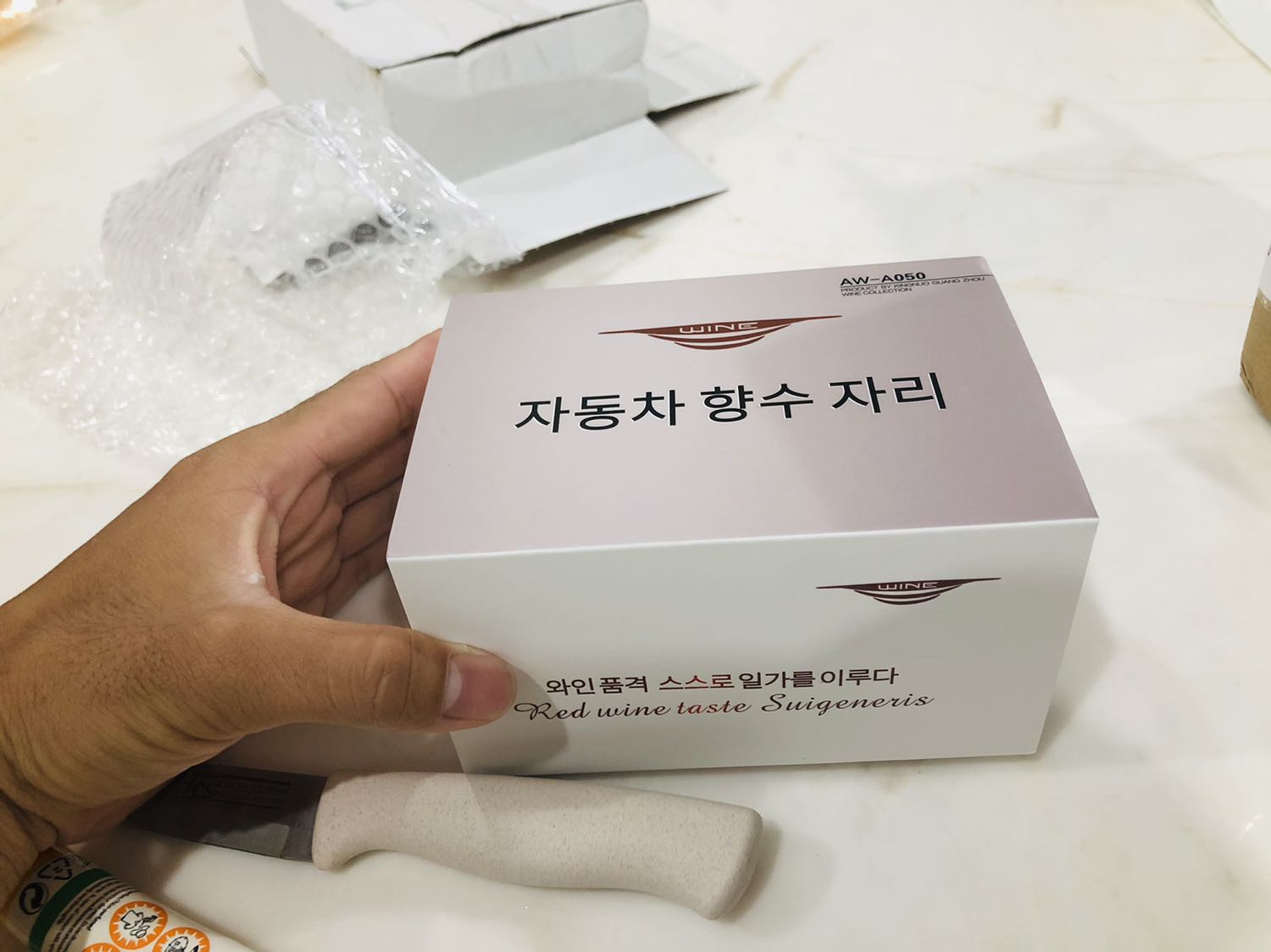 Sản phẩm còn nguyên seal sản phẩm tạm ok, so với giá tiền thi ok, nước hoa thì không đc thơm lắm. Nhưng diệu nhẹ để vào xe không gian nhỏ chắc thơm hơn