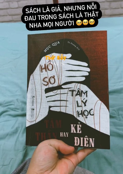 Mình mua phải sách giả trên sàn Tik*** (hình cuối) nên phải lật đật mua lại sách thật trên Tiki. Sách in siêu xịn, được tặng bookmark, Tiki giao nhanh bọc sách đầy đủ. Nội dung sách viết về 13 căn bệnh tâm lý của 13 người bệnh khác nhau đọc rất cuốn nhưng cũng buồn khóc hết nước mắt, mình đọc 400 trang trong 2 ngày luôn. Nếu bản nào thích kiểu trinh thám hơi suy luận hoặc tò mò về các loại bệnh tâm thần cũng như nguyên nhân thì siêu khuyên dùng nên mua cuốn này nhen Mình mua phải sách giả trên sàn Tik*** (hình cuối) nên phải lật đật mua lại sách thật trên Tiki. Sách in siêu xịn, được tặng bookmark, Tiki giao nhanh bọc sách đầy đủ. Nội dung sách viết về 13 căn bệnh tâm lý của 13 người bệnh khác nhau đọc rất cuốn nhưng cũng buồn khóc hết nước mắt, mình đọc 400 trang trong 2 ngày luôn. Nếu bản nào thích kiểu trinh thám hơi suy luận hoặc tò mò về các loại bệnh tâm thần cũng như nguyên nhân thì siêu khuyên dùng nên mua cuốn này nhen