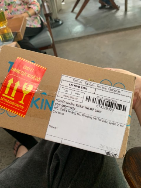 nhìn kiểu dáng đẹp, nhưng mặt đồng hồ bị 2 vệt xước nhỏ, không bóng