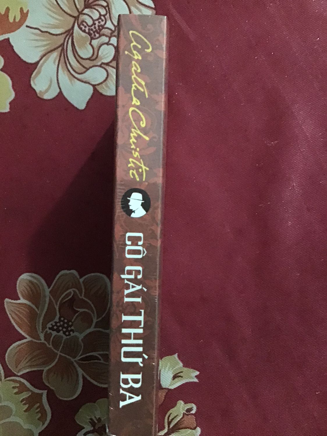 Bản in này giấy xốp nên rất nhẹ. Sách mới còn màng co. Mình k ngờ bằng cách nào fhs lại có thể giao thần tốc thế. Từ sg ra bắc mà đặt chủ nhât,thứ 2 ship ninjavan kêu nhận hàng,quá ngỡ ngàng ấy