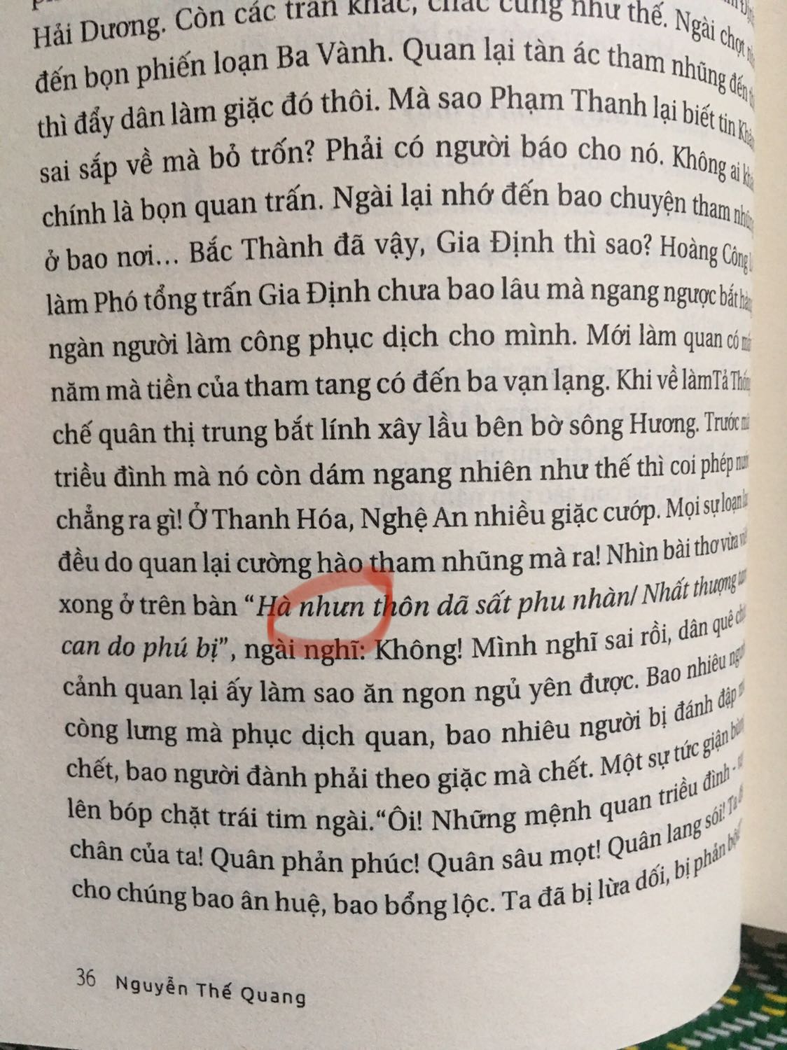 Nội dung truyện kể về cuộc đời Nguyễn Công Trứ khi làm quan cho triều Nguyễn bắt đầu từ việc đi dẹp loạn Phan Bá Vành, sau đó đi khai khẩn đất hoang ở Tiền Hải và Kim Sơn...... Vì tài năng và ngông nghênh nên ông bị quan lại ghen ghét đố kị nên nhiều lần bị vua Minh Mệnh giáng chức rồi lại phong chức. Vì là tiểu thuyết nên có thể có nhiều tình tiết được thêm vào nhưng mình đọc vẫn thấy rất hay.
Duy chỉ có điểm trừ là nhiều lỗi chính tả quá. Như trong ảnh mình chụp đấy mới chỉ là 1 phần thôi, còn rất nhiêud trang bị lỗi chính tả như 105,106,108,123,126,128,130........
Sách hay thế này mà đang đọc lại bị lỗi khiến người đọc thấy hơi khó chịu.
Mong Tiki phản ảnh lại vs nxb để nếu có tái bản thì sẽ sửa những lỗi căn bản này đi.