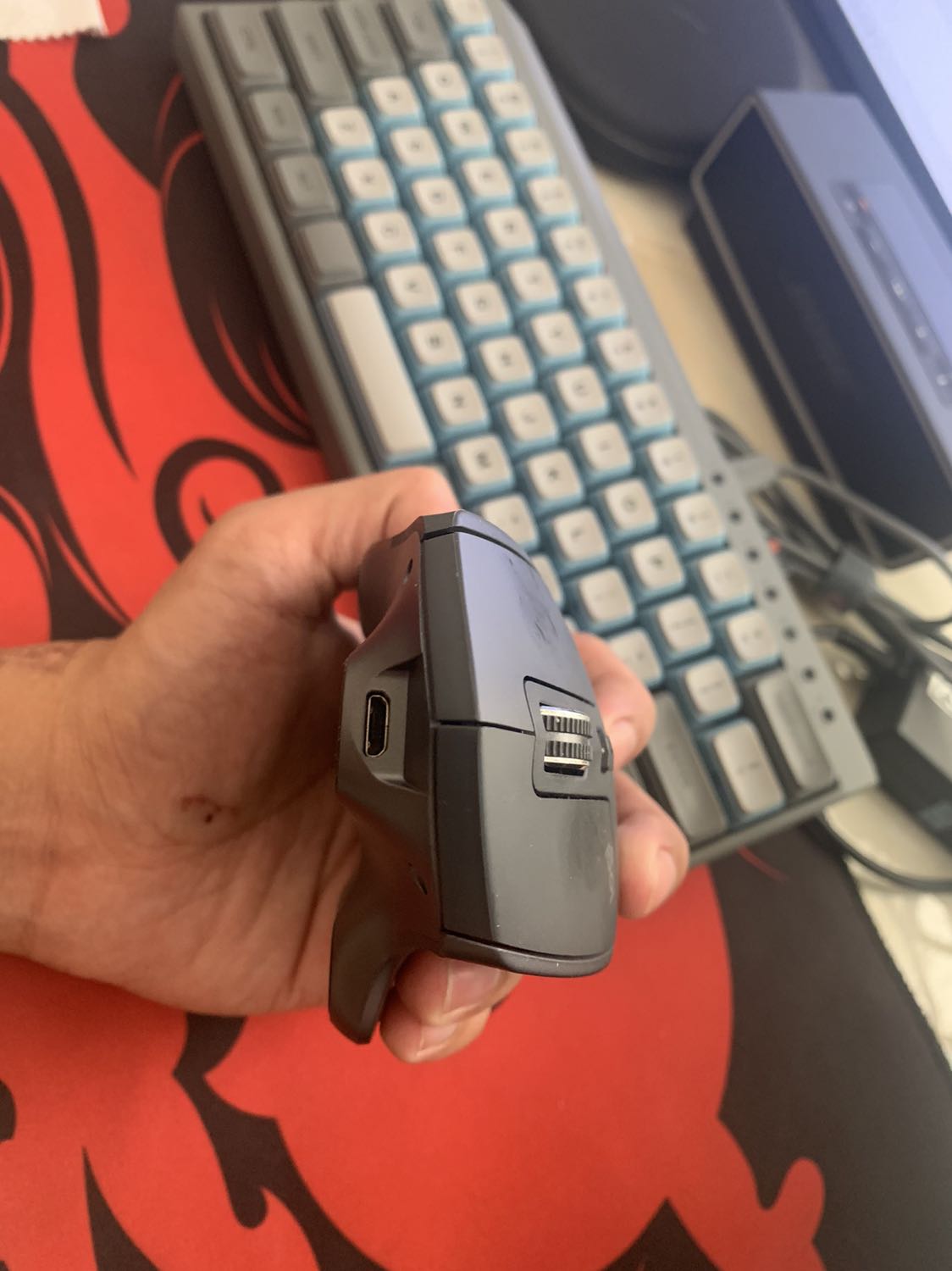 Chưa biết chê gì với sản phẩm này. Trừ việc sử dụng phần mềm logioption trên mac hiện tại chưa được. Mình không hiểu lý do vì sao.
Chuột nặng đầm (hoàn toàn không thích hợp cho việc sử dụng để chơi game). Con lăn có 2 chế độ lăn rất thích. Có thể nói dòng chuột này cực hoàn hảo cho công việc. Việc chuyển đổi qua lại giữa 3 thiết bị cực nhanh và không bị đứt kết nối. Rất xứng đáng. Rào cản duy nhất của nó là giá. :D