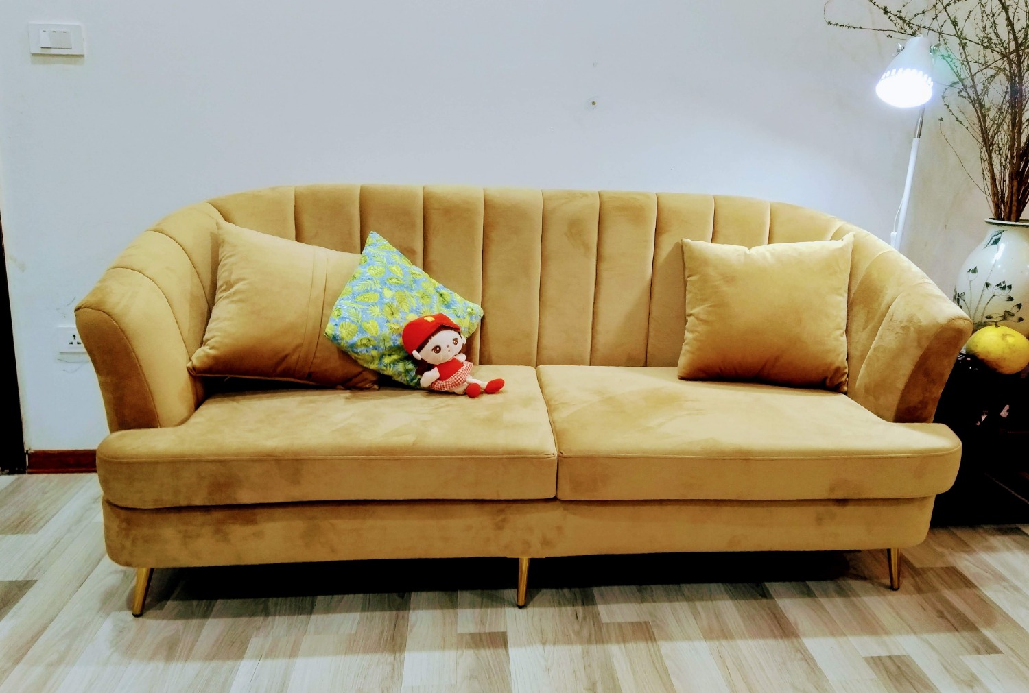 Ghế đẹp hơn ảnh minh họa. Chân giữa hơi lệch trái (không cân chính xác ở giữa 2 tấm đệm ngồi, có 2 gối kèm