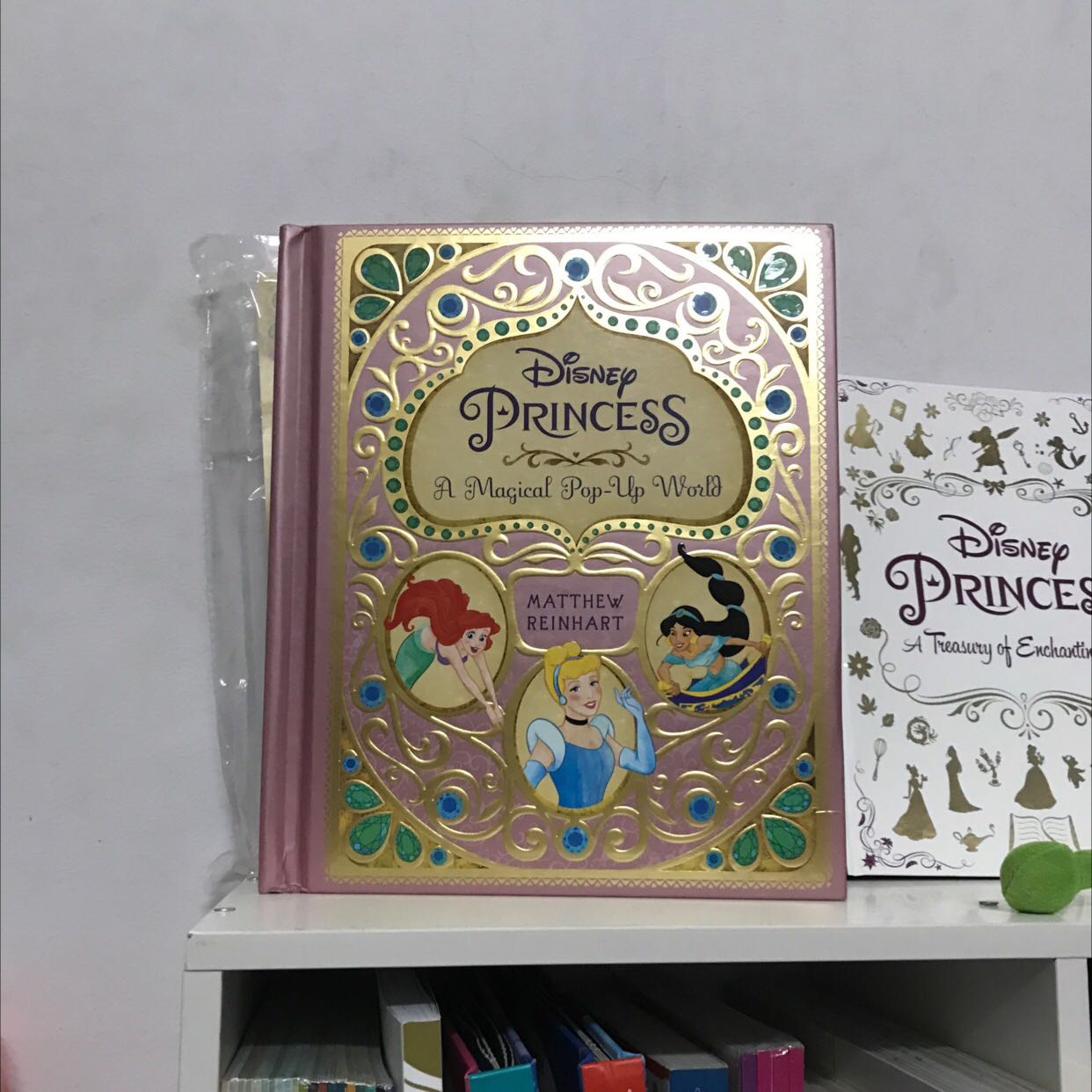 Cuốn sách tuyệt đẹp, gồm nhiều cảnh pop-up 3D phức tạp. Ship siêu nhanh. Tuy nhiên khi dùng phải rất cẩn thẩn để không bị rách.