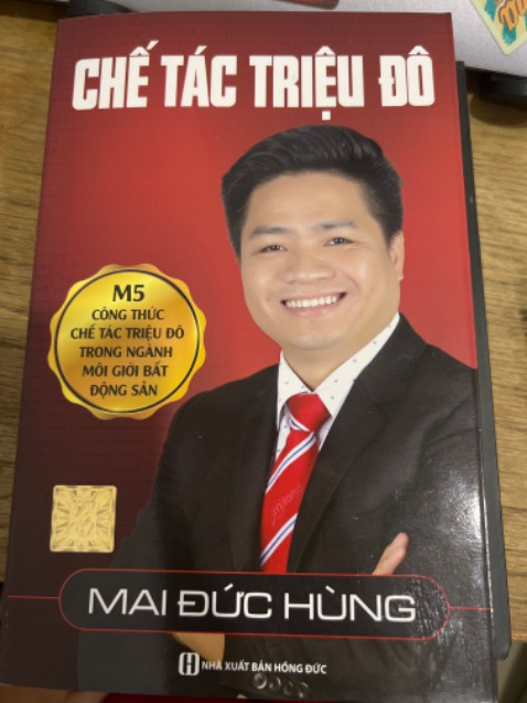 Mình biết về Mland và anh Mai Đức Hùng khá thành công trong mảng phân phối bất động sản nên muốn học hỏi từ anh qua cuốn sách. Tuy nhiên khá thất vọng.
Có điểm mình học hỏi là gợi mở suy nghĩ lớn đạt được 1 triệu đô trong 3 năm trong bds. Nhưng anh ko chia sẻ rõ đó là từ việc bán hàng và xây dựng hệ thống. Có 1 vài câu chuyện hay trong cách dẫn dắt về điều anh muốn chia sẻ.
Sách nói về những cách thức và note tổng hợp về bds khá chung chung. Các ứng dụng cũng khá lỗi thời. Chia sẻ chung chung về tư duy thói quen thành công như sách phát triển bản thân. 
Anh viết sách giống như chỉ để xây dựng hình ảnh và pr công ty. 
Tính ứng dụng và kiến thức ko nhiều. Nếu các bạn muốn biết điều mình chia sẻ đúng hay ko hãy mua và chiêm nghiệm nhé.