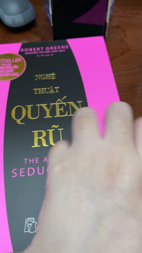 Ngộ ha riêng cuốn này của robert ko có phần rìa ở bìa để dấu trang, cũng ko có bookmark luôn