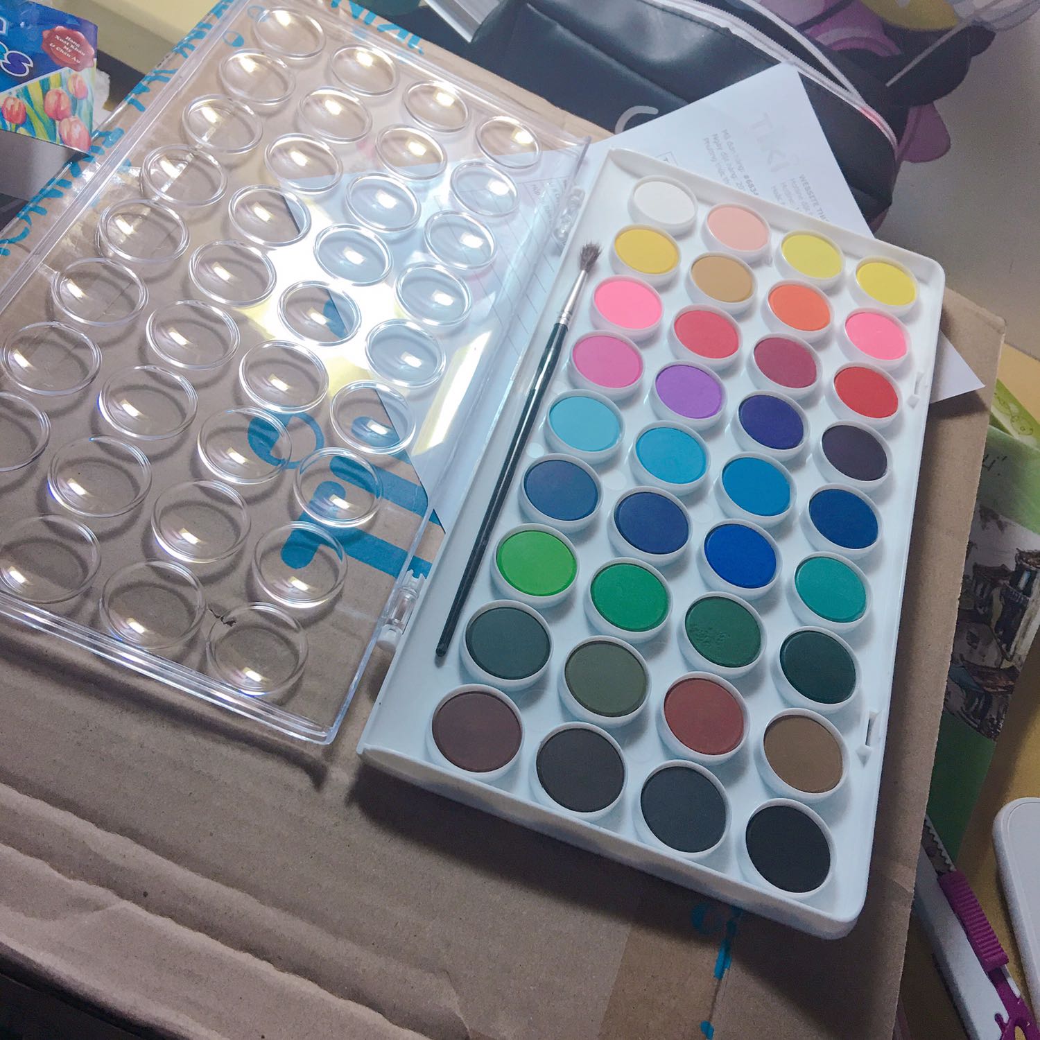 Tiki giao trễ nhưng k s vì màu rất đẹp, bị giữ hàg từ trước Tết đến nay mới giao nhưg hộp màu vẫn k bị j.! Màu tươi+xinh, 36 màu này xài sẽ rất lâu, tuy nhiên cọ k đc tốt chắc tại vì là cọ tặg, hộp màu nhỏ gọn, xinh xắn, nói chug ưng lắm!!! Tiki giao trễ nhưng k s vì màu rất đẹp, bị giữ hàg từ trước Tết đến nay mới giao nhưg hộp màu vẫn k bị j.! Màu tươi+xinh, 36 màu này xài sẽ rất lâu, tuy nhiên cọ k đc tốt chắc tại vì là cọ tặg, hộp màu nhỏ gọn, xinh xắn, nói chug ưng lắm!!!