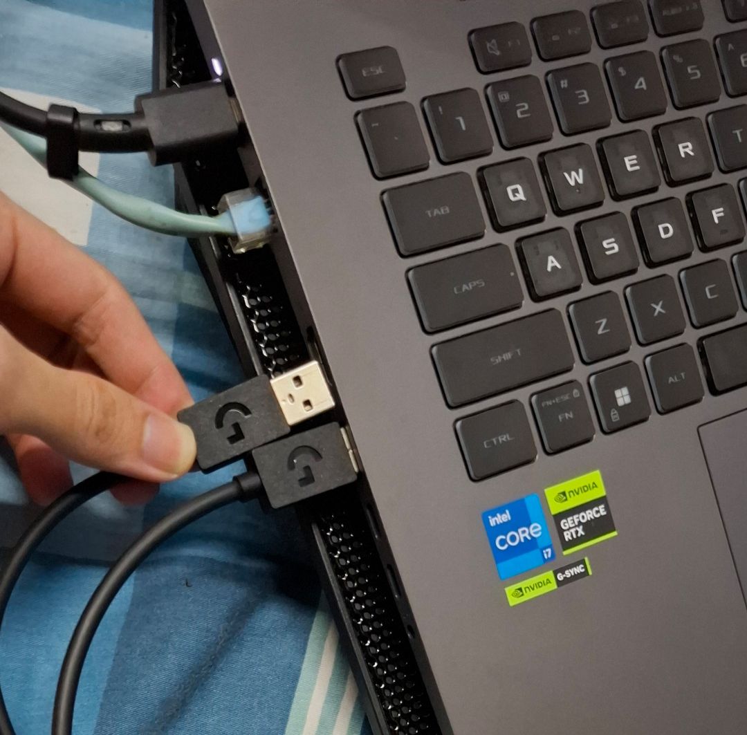 Gõ êm, mướt, hơi nặng khi cần di chuyển. Kết nối là 2 đầu Type A, bất tiện với máy có ít cổng kết nối Type A