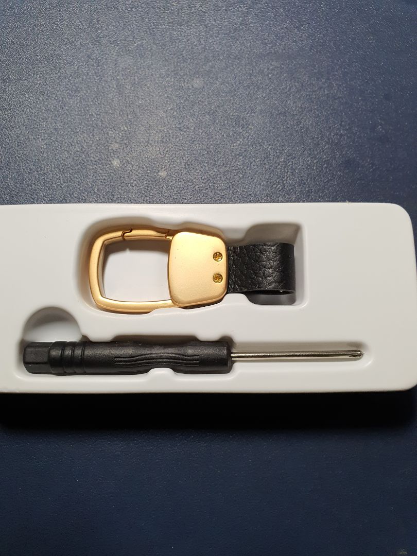 Rất hài lòng. mẫu mã đẹp. không có khoen. giảm tiện ích khi có kèm vít cạy khoen gắn chìa khóa.