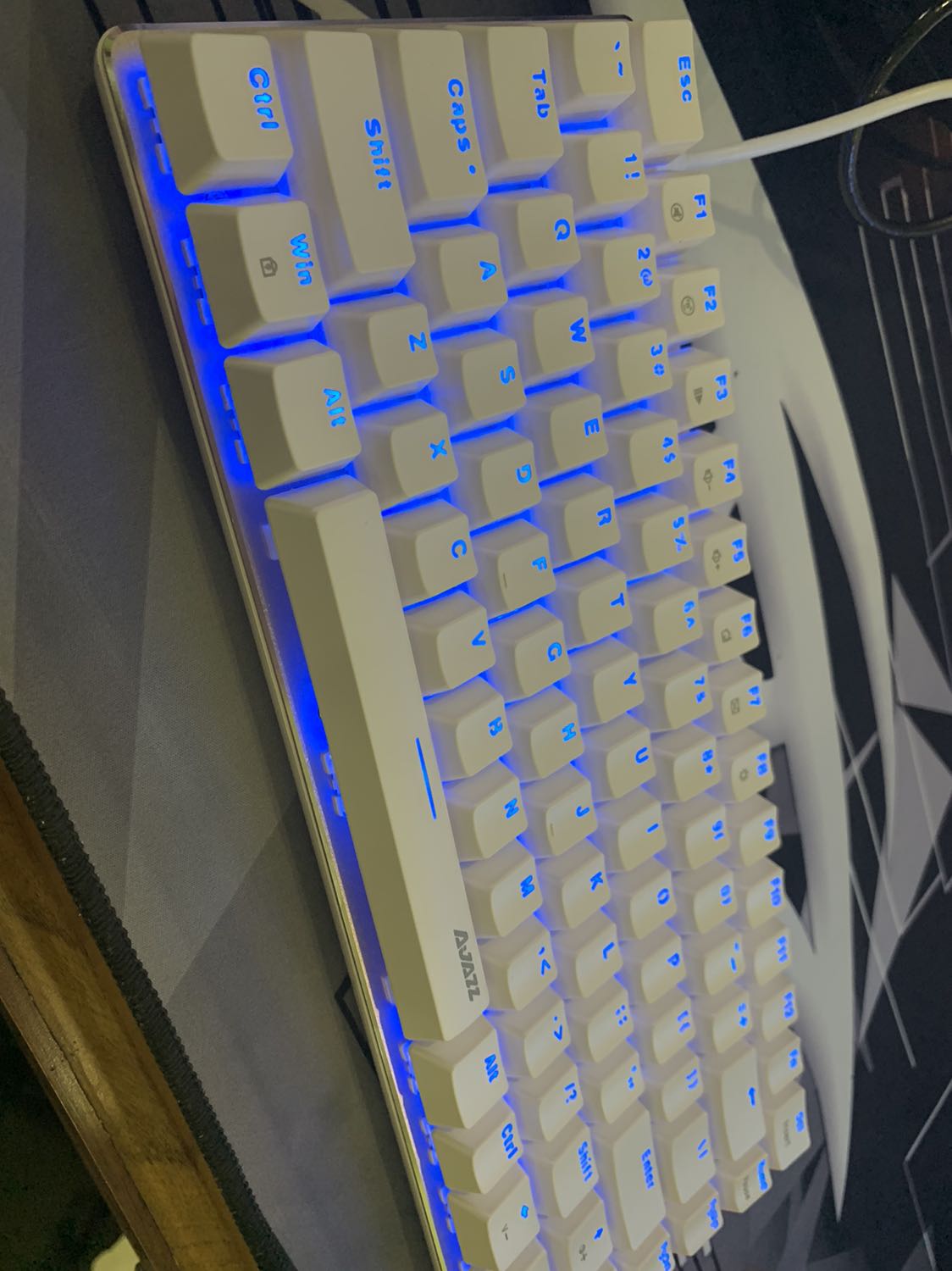 Bàn phím xài tốt, tiếng nhỏ.