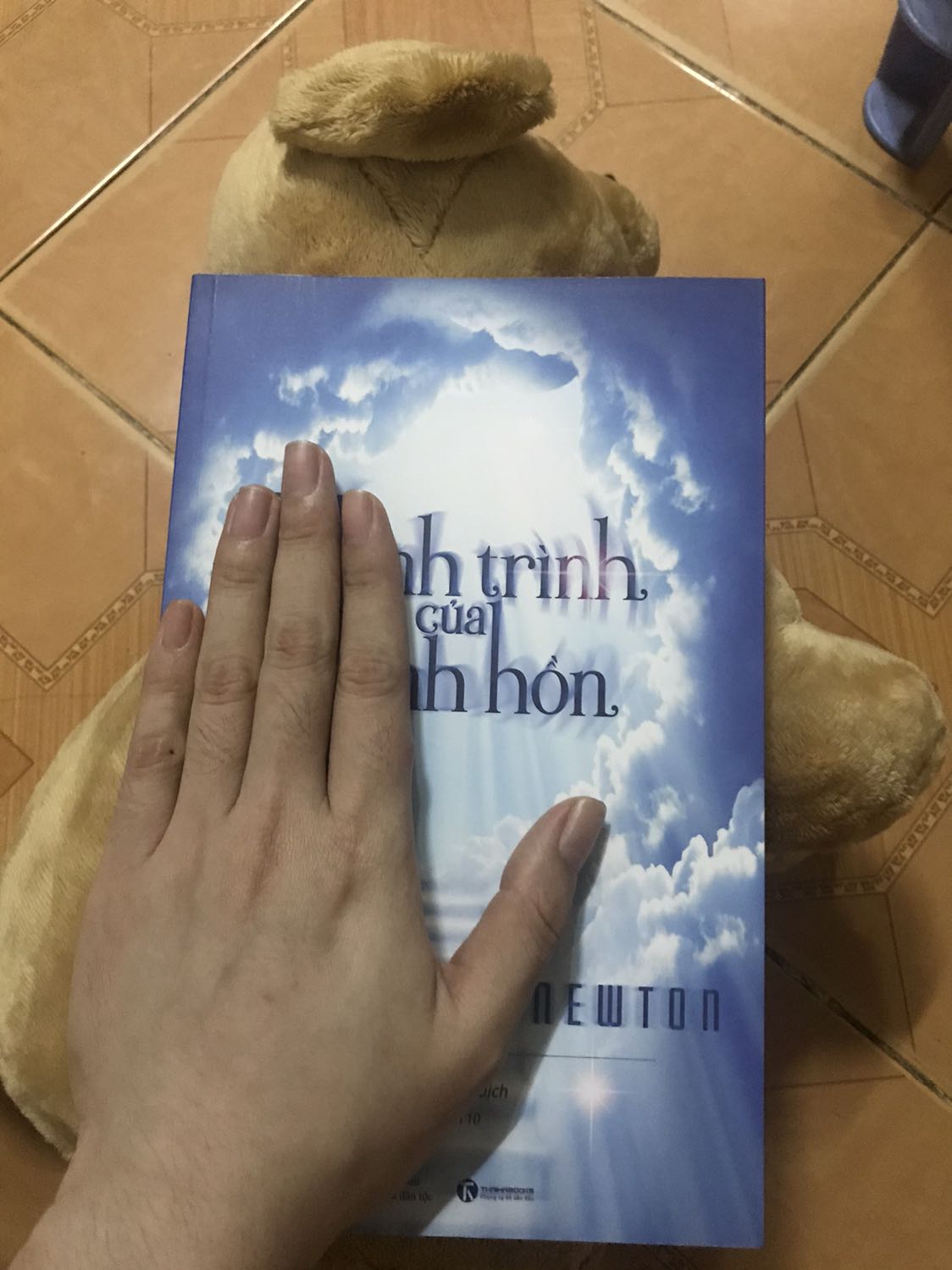 Nội dung cuốn này thì mình đã nghiên cứu kỹ mới mua, này tuỳ bạn nào muốn tìm hiểu sâu vấn đề này thì rất hay , còn nếu chưa qua nghiên cứu thì đọc sẽ hơi khó hiểu nhé, riêng mặt ngoài thì bìa và chất lượng giấy rất tuyệt, cảm nhận được mùi thơm của sách " thiệt " ak, sách size lớn nha, mình nhận sơm hơn 3 ngày so với dự kiến.
Cám ơn ạ