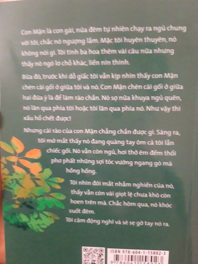 Giao hàng nhanh lắm,nhưng mà vận chuyển đóng gói hơi sơ sài,lúc nhận hàng còn bất ngờ vì sự đóng gói sơ sài luôn ấy.Mua 4 quyển nhưng chỉ cho hết vào một cái thùng,lúc nhận thì cái thùng móp méo hết,may là bằng cách thần kì nào đó sách không bị làm sao nên vẫn cho 5 sao