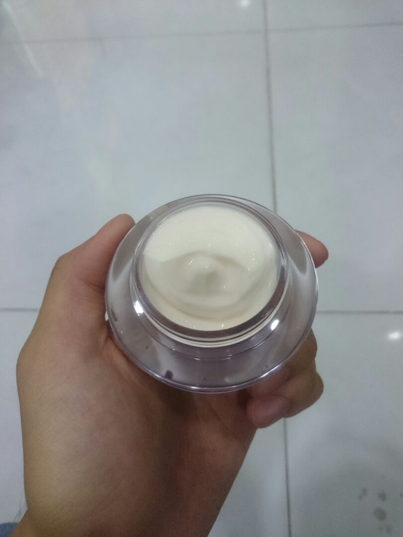 Hủ nhựa cứng trong, mùi nhẹ gần như ko có, kem mịn. Có thành phần metylparaben và propylparaben. Hơi sợ nhưng tìm hiểu thấy chưa có công bố nào gây bệnh bởi paraben, nó là chất bảo quản mỹ phẩm. Mình nghĩ mentholatum cũng đã nghiên cứu rồi, nó cũng là hãng lớn nên ko dại gì làm ảnh hưởng đến ng dùng