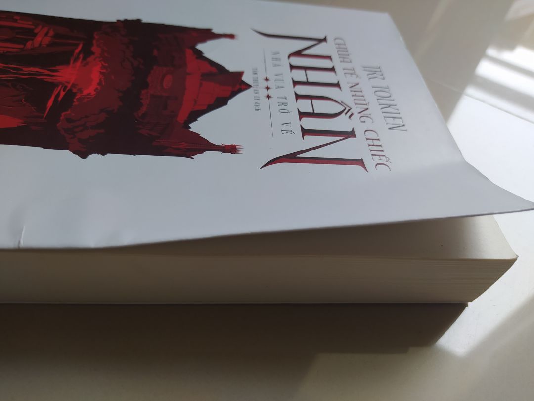 Sách rất cũ, bìa cong góc, dơ, đã vậy còn bị rạch rách một đường (cả bìa trong lẫn ngoài). Tay sách liên kết k chặt và lúc mình lật sách qua một lượt thì thấy có dấu hiệu như sách đã bị người khác đọc rồi. Vì mình mua bộ 3 cuốn, 2 cuốn khác rất mới, sách rất chặt, riêng cuốn này thì lỏng lẻo như bị mở ra đọc rồi ý