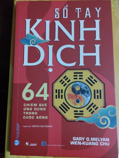 Sách in đẹp, giấy tốt. Nội dung hướng dẫn gieo que và giải đoán ý nghĩa của quẻ gieo được. cũng dễ hiểu