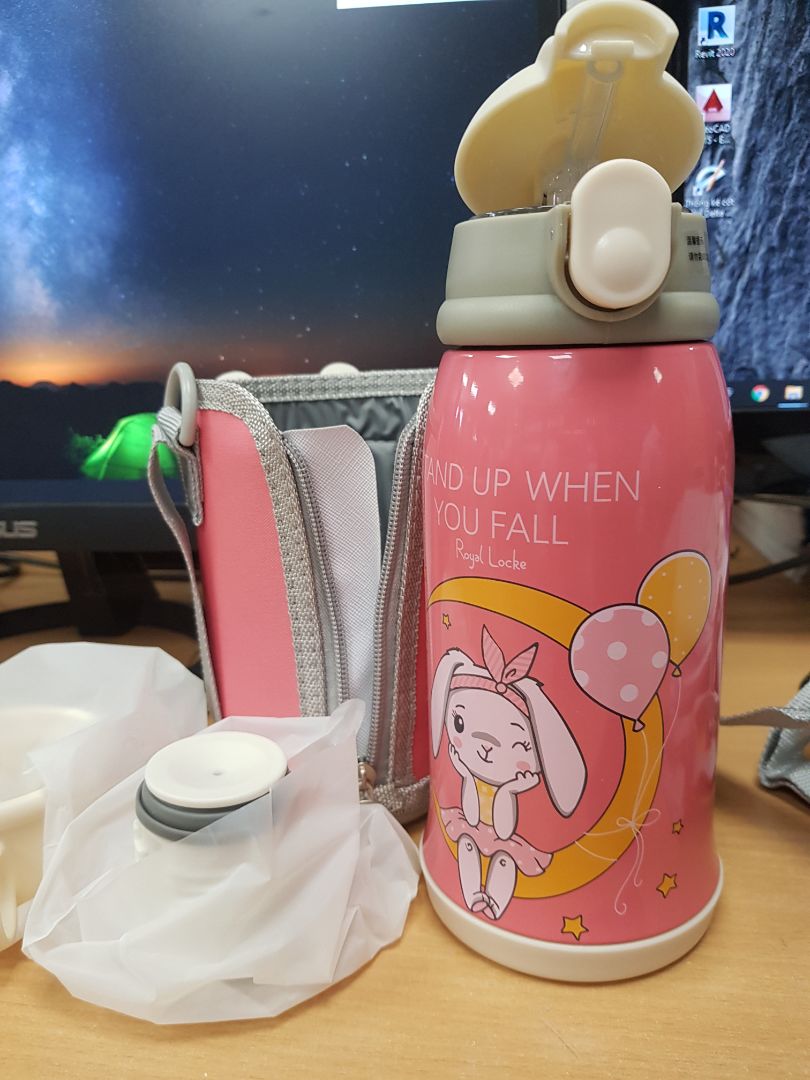 Mình mua về bé nhà mình thích lắm. Đeo đi dạo cả ngày mặc dù còn chưa đổ nước vào. Cảm nhận sau khi sử dụng sản phẩm giữ nhiệt tốt. Nước đá mình để từ sáng mà trưa vẫn lạnh lắm. 
Bé đi dạo vòng về có mấy bạn cùng tầng cũng đòi mẹ mua theo. Mọi người nên mua nhé, sản phẩm tốt trong tầm giá.