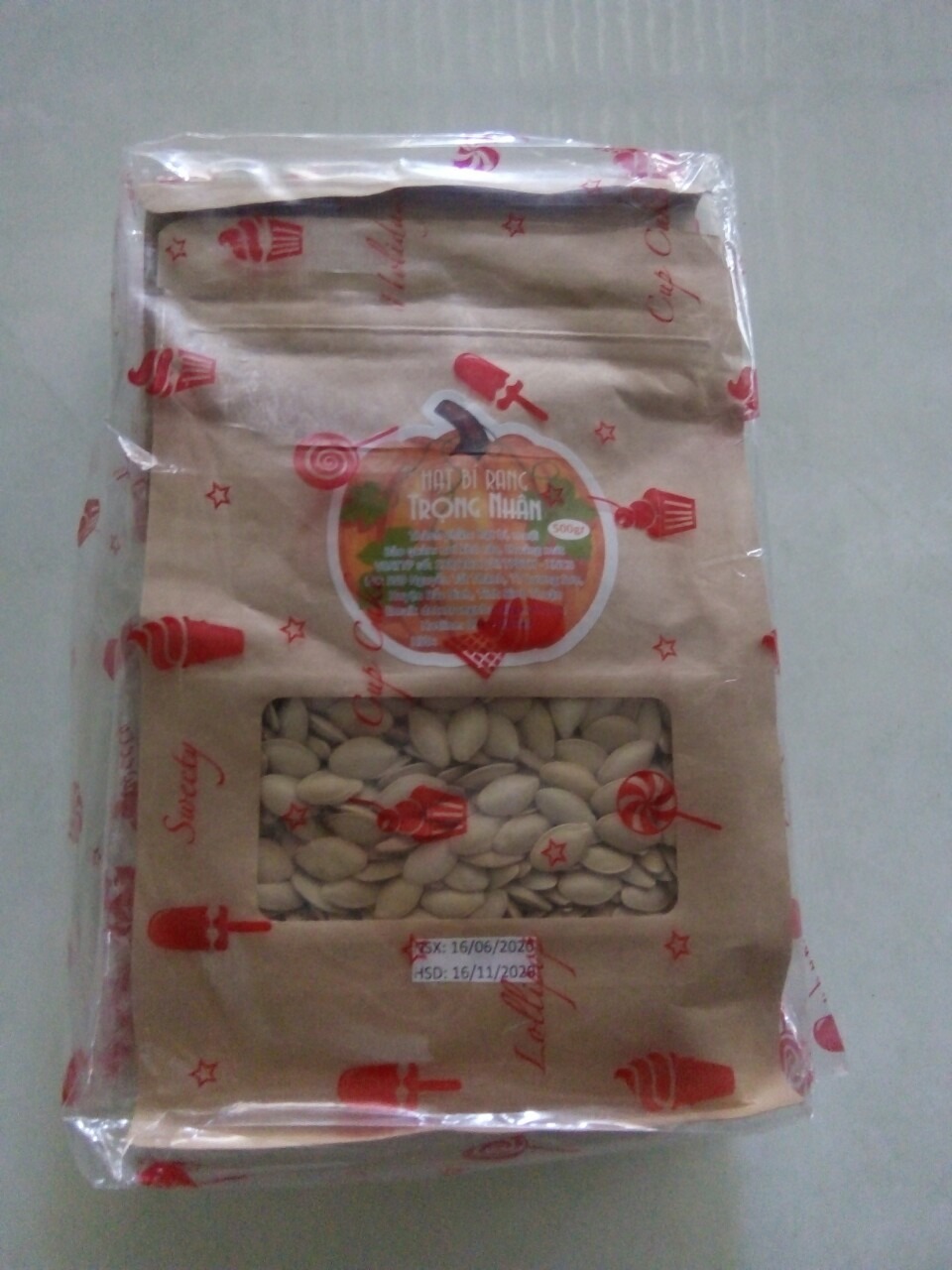 Mình nhận được hàng rồi shop nhé. Hạt bí có vị mặn, hạt giòn và mẩy. Nhận hàng xong là xé túi ngồi cả nhà ăn luôn. Cái túi đựng nhìn xịn xò còn có hình cái kem nữa  :D Ăn hết sẽ mua tiếp ủng hộ shop tiếp nè