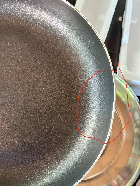 Chảo móp nhẹ, xài được nhưng khá khó chịu