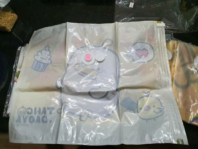 Shop giao đầy đủ túi, và bơm. Bơm hút tốt, có cái này đỡ tốn diện tích.túi đẹp. 5 sao