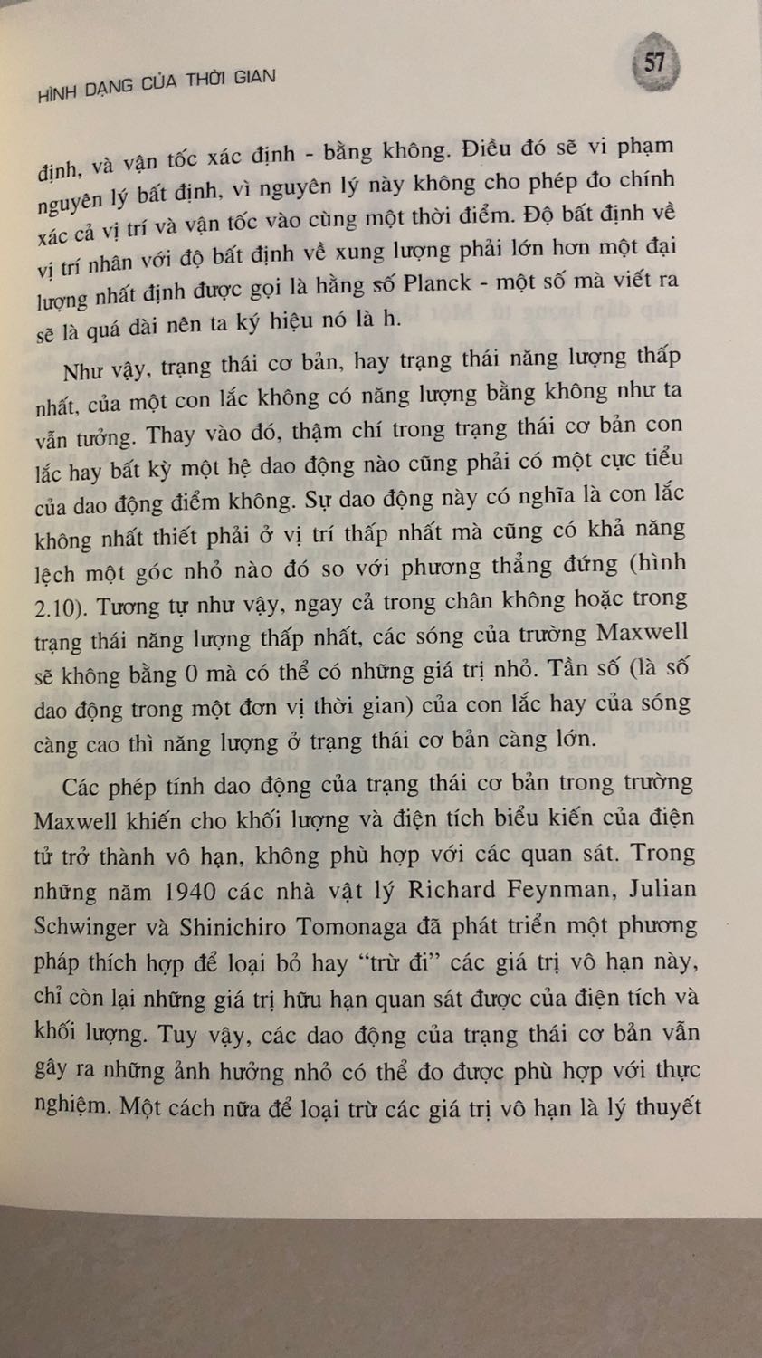 Sách khó đọc lắm. Mình đã đọc qua các cuốn sách vật lý và thiên văn khác nên cũng có chút kiến thức nhưng khi đọc cuốn này thì phải nói thật sự khó nhằn. 
Vd như từ Newton khám phá ra luật hấp dẫn, cho đến Einstein giải thích về bản chất của luật hấp dẫn nhưng còn bị 1 vấn đề cua luat hap dan chỉ có thể được giải thích bằng thuyết lượng tử, và đây là nội dung nghiên cứu của Hawking. Thuyết lượng tử chưa được phổ biến trong giáo dục đồng thời sử dụng nhiều rất nhiều mô hình khoa học, toán học cao cấp nên để hiểu được cuốn này cần phải tìm hiểu nhiều nguồn khác nữa ấy. Mình sẽ recommend đọc trước cuốn Những câu hỏi lớn về vũ trụ và cuốn Stephen Hawking minh hoạ sinh động bằng tranh để có thể ít nhất theo kịp ý của tác giả, chứ chưa đảm bảo hiểu tường tận đâu.