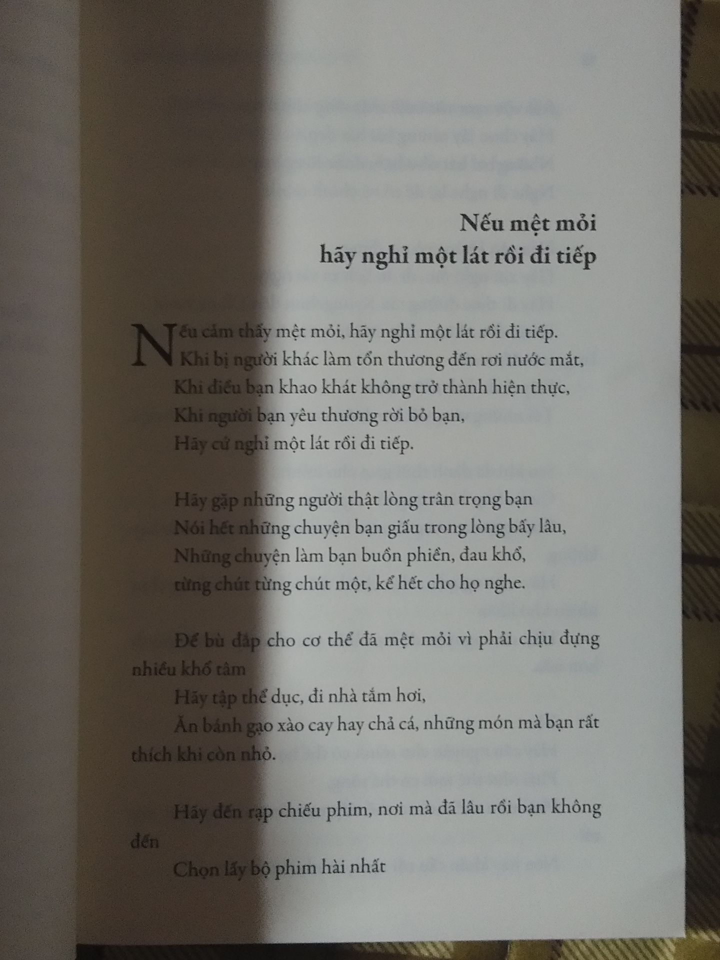 Giao Hàng Nhanh ( mới 2 ngày là giao tới rồi) 
Sách đẹp nhưng có cong góc một xíu nhưng thôi ko sao cho shop 5 sao nha 
Lần sau shop cãi thiện phần đóng gói một xíu shop nên gói thêm 1 lớp bọc ngoài cho sách như vậy khi cho vào hộp nó sẽ ko bị cong góc