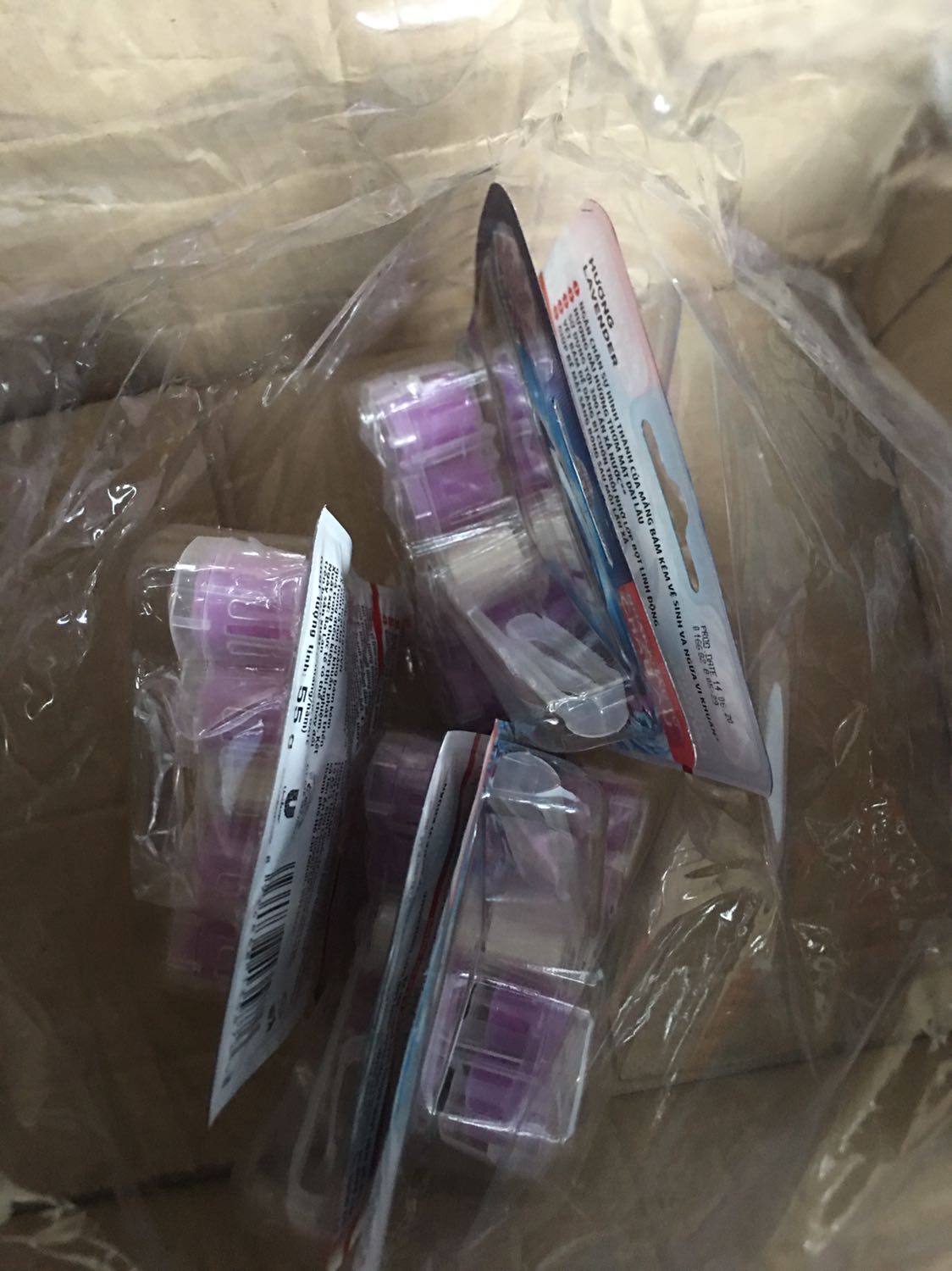 Nhận đủ combo 5 cái. Đặt mua lúc đang sale với có mã giảm giá nên giá rất OK luôn. Đối với nhà mình thì mùi viên tẩy khá dễ chịu, dội nước xong thấy toilet sạch hơn hẳn lúc không dùng. Đáng mua nha.