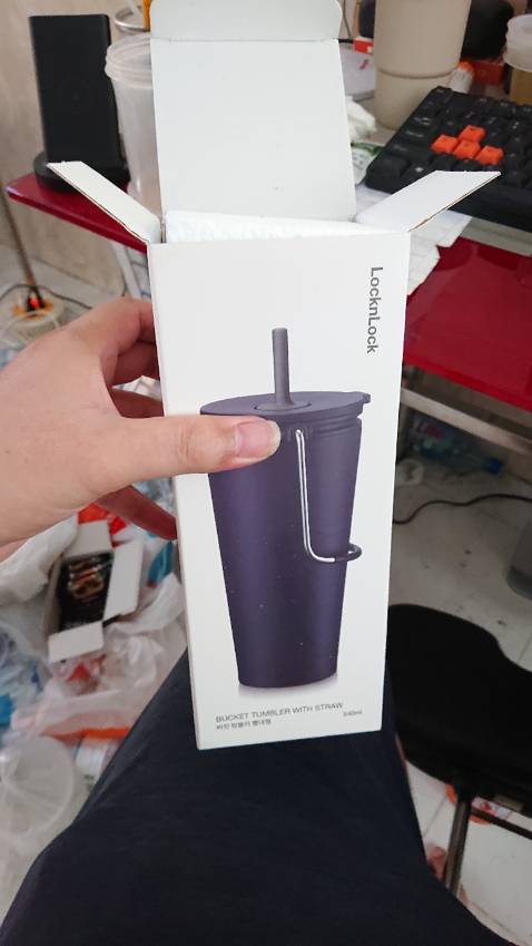 Nghía lâu rồi mà siu thị nó hét giá những 473K. Hix mình đoán đó là giá pán đề nghị (MSRP), tốt cho thị trường này kia nhưng... thế cũng hơi chát quá @@ Lên tiki gặp, vậy là mua ngay :D

Một vài lưu ý:

- Quảng cáo đúc nguyên khối là sự thật. Không thấy vân nối ở lòng trong như mấy loại bình/ly bình thường lun. Khác nhau giữa đúc hay nối nó có thể ảnh hưởng kha khá đến vấn đề giữ nhiệt.
- Cần đọc kĩ hướng dẫn: trụng nước ẤM các bộ phận của ly trước khi bắt đầu đưa vào sử dụng (KHÔNG phải nước sôi! Cái này không chịu nước sôi quá 60 độ nha, mọi người đừng ẩu tả lỡ có hư hao gì lại uổng! @@)
- Cái quai đã rất tiện dụng rồi nhưng... thích nữa thì tháo ra cất cái một, như trong hình mình làm ;)
- Bề ngoài sơn nhám, ly khá nặng, cầm đầm tay, cảm giác rất sang trọng nhưng cũng rất trẻ trung và tiện dụng.

Vừa về unbox thôi, sẽ gắn bó với em ý lâu dài nè