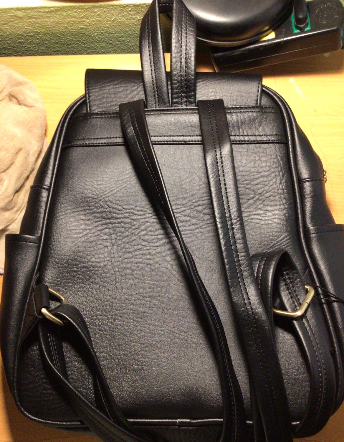 Thực sự rất đẹp các bạn ạ. Mình tăm tia balo này một thời gian dài. Chờ đến hôm giảm giá có kèm mã free ship và giảm % giá để mua. Chất liệu da đẹp. Quai đeo mềm mại. Có 2 túi cạnh. Ngăn chính chia làm 3 ngăn (1 ngăn khoá, 1 ngăn để máy tính size nhỏ). Ngoài ngăn chính thì còn 2 ngăn nhỏ (1 ngăn kéo khoá dọc đó). Mình để ipad gen 8 10.2 theo chiều nằm ngang vẫn thoải mái, chiều dọc cũng ok. Balo thuận tiện cho mình đi làm xa nhà hàng ngày, đựng được sách, ipad, điện thoại, ví và thêm 1 vài dụng cụ cá nhân thoải mái. Mình đựng tài liệu giấy A4 thấy vẫn vừa nhưng do balo thiết kế phía trên thon hơn đáy nên giấy phía trên hơi kích tí xíu thôi. Rất tuyệt vời cho sản phẩm này. Mình đặt gần tết âm lịch cứ nghĩ phải giao sau tết nhưng 27 tết đã nhận đc hàng rồi. Giá lại rẻ nữa. Balo này cũng giảm giá liên tục nên các bạn canh thời gian giảm giá để mua xem. Giá mình mua chưa có mã giảm giá kèm theo là 139k. Mình thấy có bạn còn mua rẻ hơn. Với hơn 100k để có được 1 chiếc balo như này là quá tuyệt rồi. Cảm ơn YUUMY. Cảm ơn tiki, cảm ơn momo và ZaloPay!