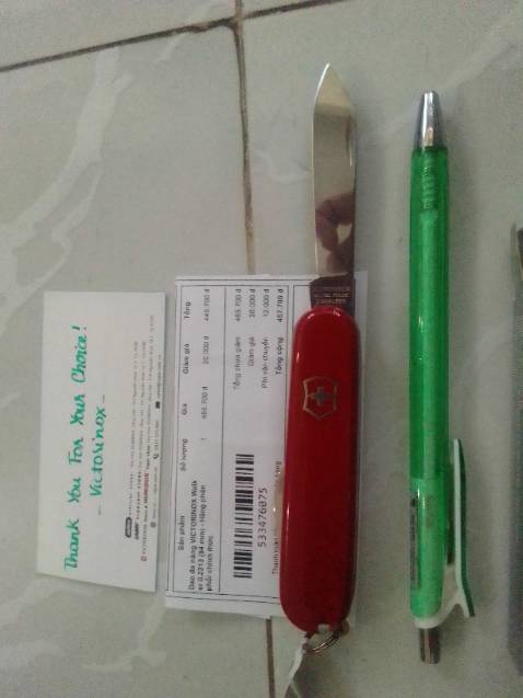 Giá gốc 790.000 mua khi giảm nên chỉ còn 465.700. Hàng chất lượng cực tốt. Ấn tượng nhất là lời cảm ơn viết tay. Nếu dùng hàng ngày các bạn nên mua loại dao dài từ 84 mm trở lên.