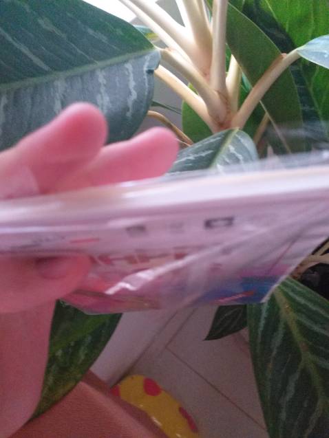 Mình thấy sản phẩm tốt , nhưng gói hơi sơ sài , mình nghĩ chắc do mình mua tệp giấy cũng nhỏ nên chắc gói không kỉ. Mà mình thấy giầy nhỏ cực luôn hình như chiều dài chỉ 15 cm , chiều rộng 10.3 cm . Mà giáy được một cái là rất dày , tệp chỉ 10 tờ mà nhìn như 20 tờ vậy. Nếu mua giấy loại này thì nên mua nhiều một tí , vì giáy nhỏ nên dùng tầm 1-2 tuần sẽ hết nha. Ok mình cho sản phẩm 4 sao, 9,5 điểm 👍