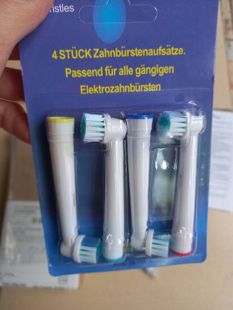 Bàn chải chính hãng, lông mềm, chất lượng tốt. Phải khen shop có tâm, đóng gói cẩn thận, có thiệp cảm ơn, thông tin sản phẩm và tặng kèm bút rất xinh.