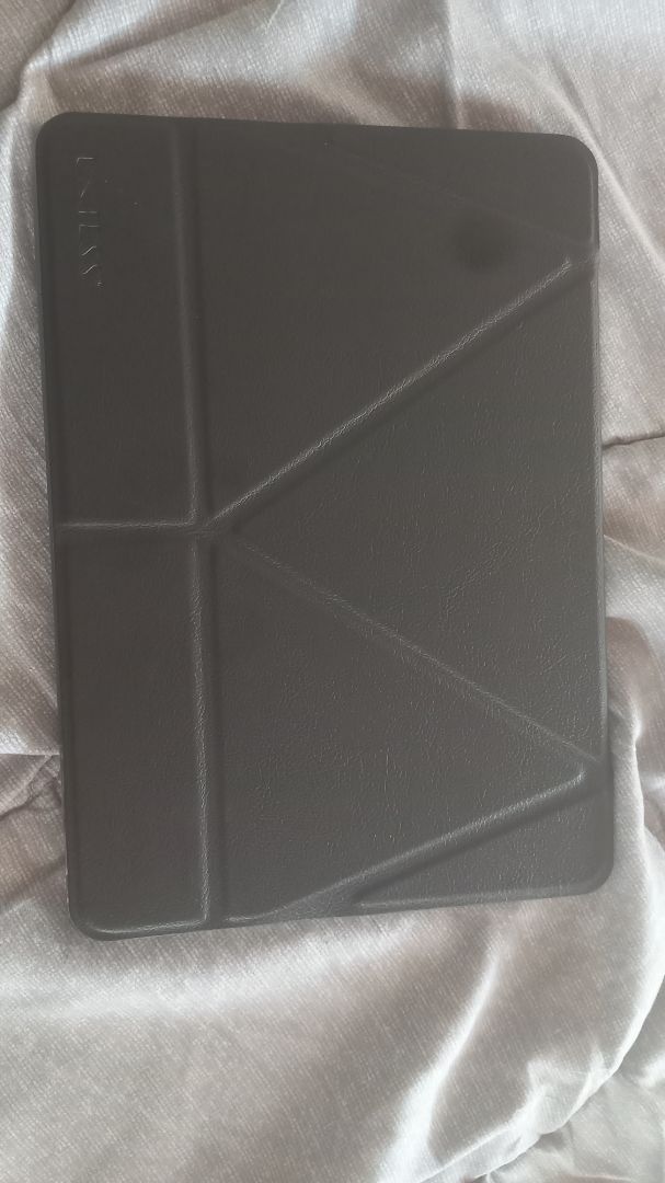 Cover này chất lượng khá tốt. Dày dặn, và vừa với ipad 9.7.