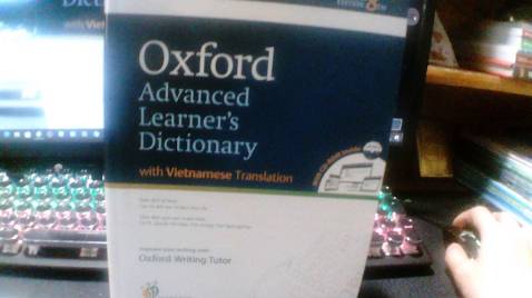 Sách to nhưng không quá nặng, có kèm CD dán ở sau nhưng keo dễ gỡ và không làm tổn hại đến sách. Đặc biệt thích nhất là đắt sáng hôm qua mà trưa nay đã giao luôn rồi. Trong khi thông báo là thứ 6 tuần sau mới giao, ấm lòng thật. Về chất lượng thì khỏi phải bàn khi sách quá nổi tiếng rồi!