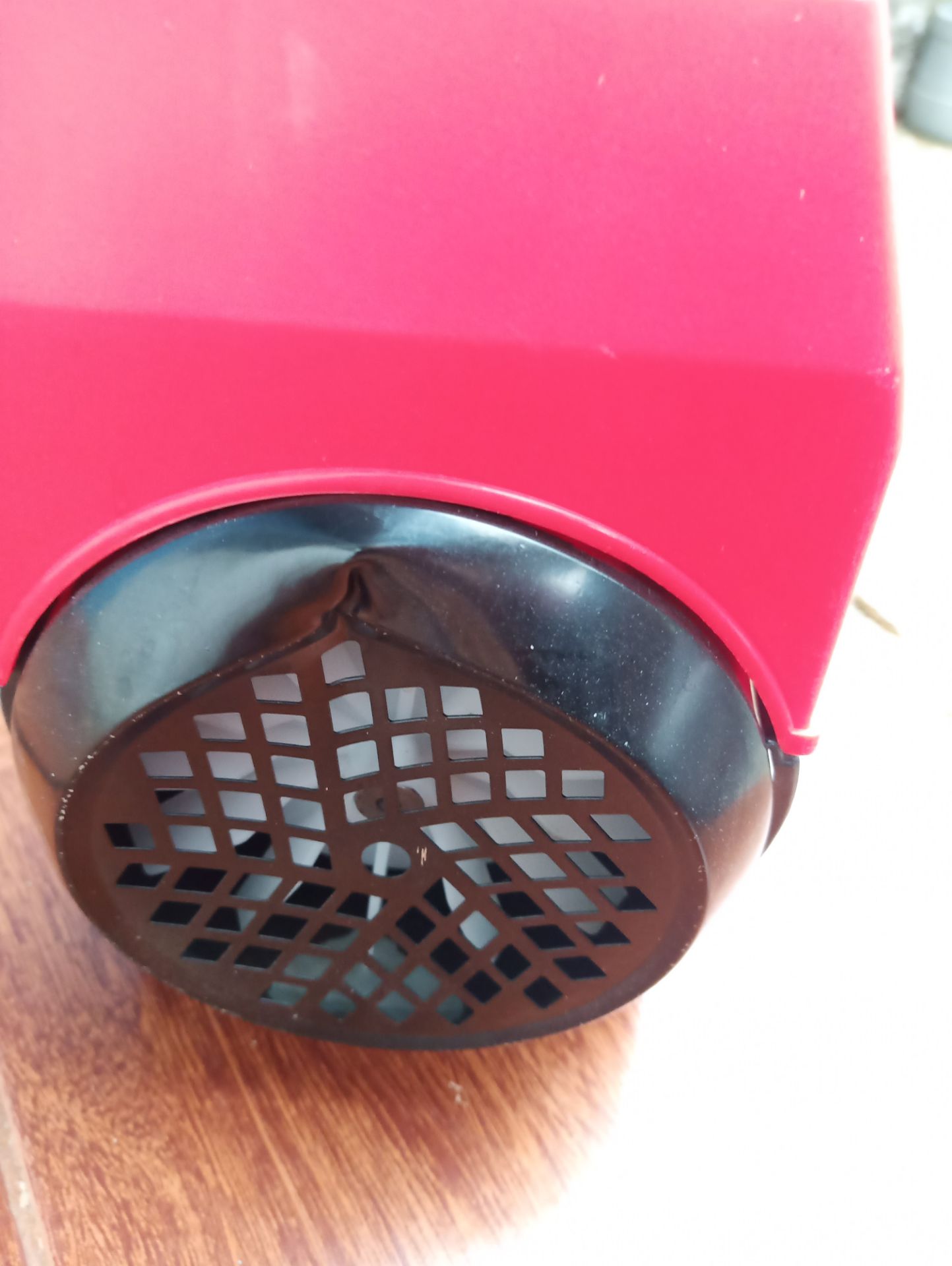 Phụ kiện đầy đủ, đóng thùng xốp mà vẫn bị móp 1 góc chỗ nắp bảo vệ quạt gió. Mình mà không để ý cắm điện vào quay là gãy hết cánh quạt rồi. Mình phải tháo ra gò lại, nhìn hơi xấu. Máy hoạt động tốt, độ ồn ổn, lực xịt mạnh. Độ bền thì xài 1 thời gian mới biết.