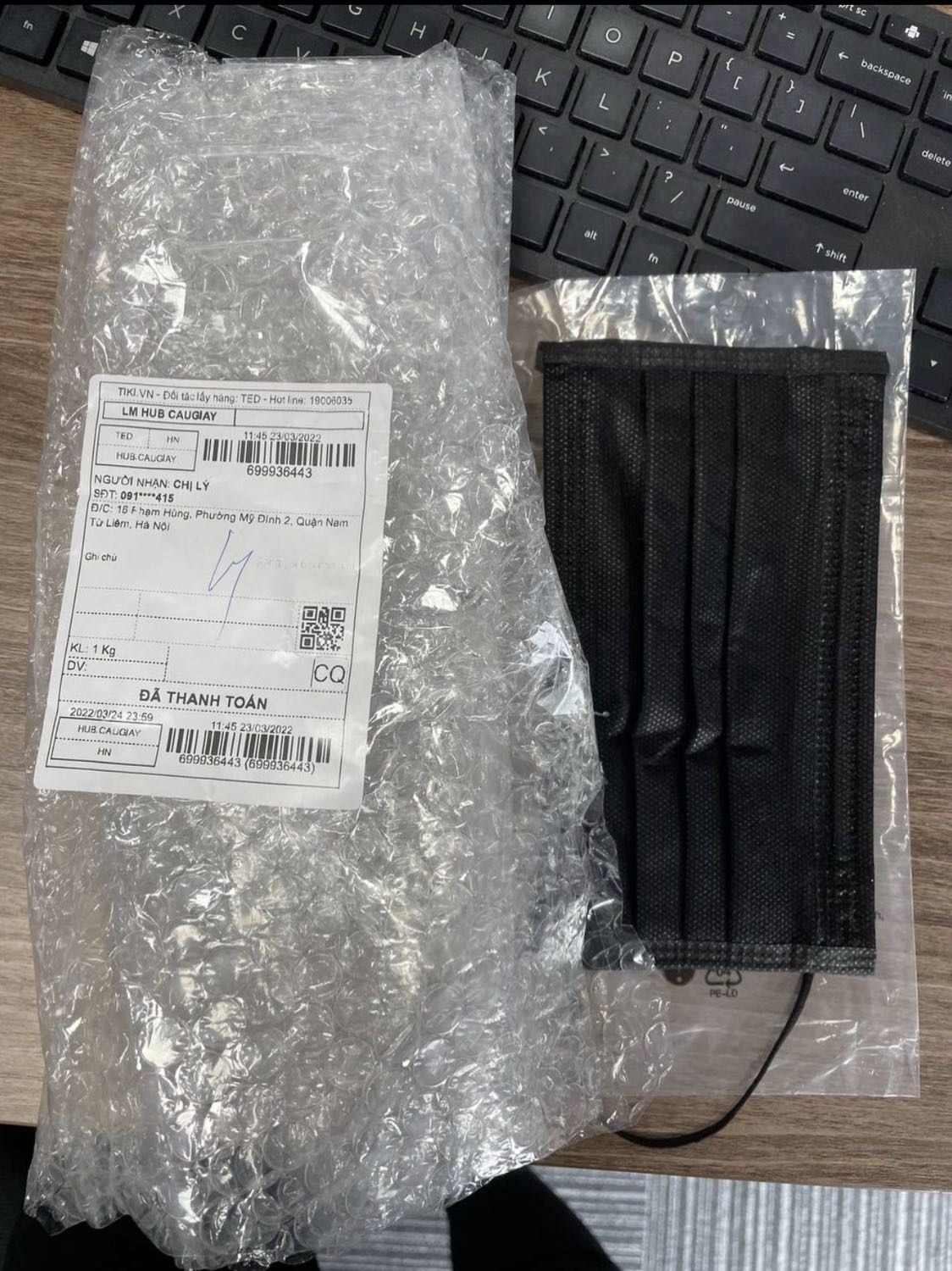 *** đảo. Mở ra chỉ có cái khẩu trang, *** đảo.