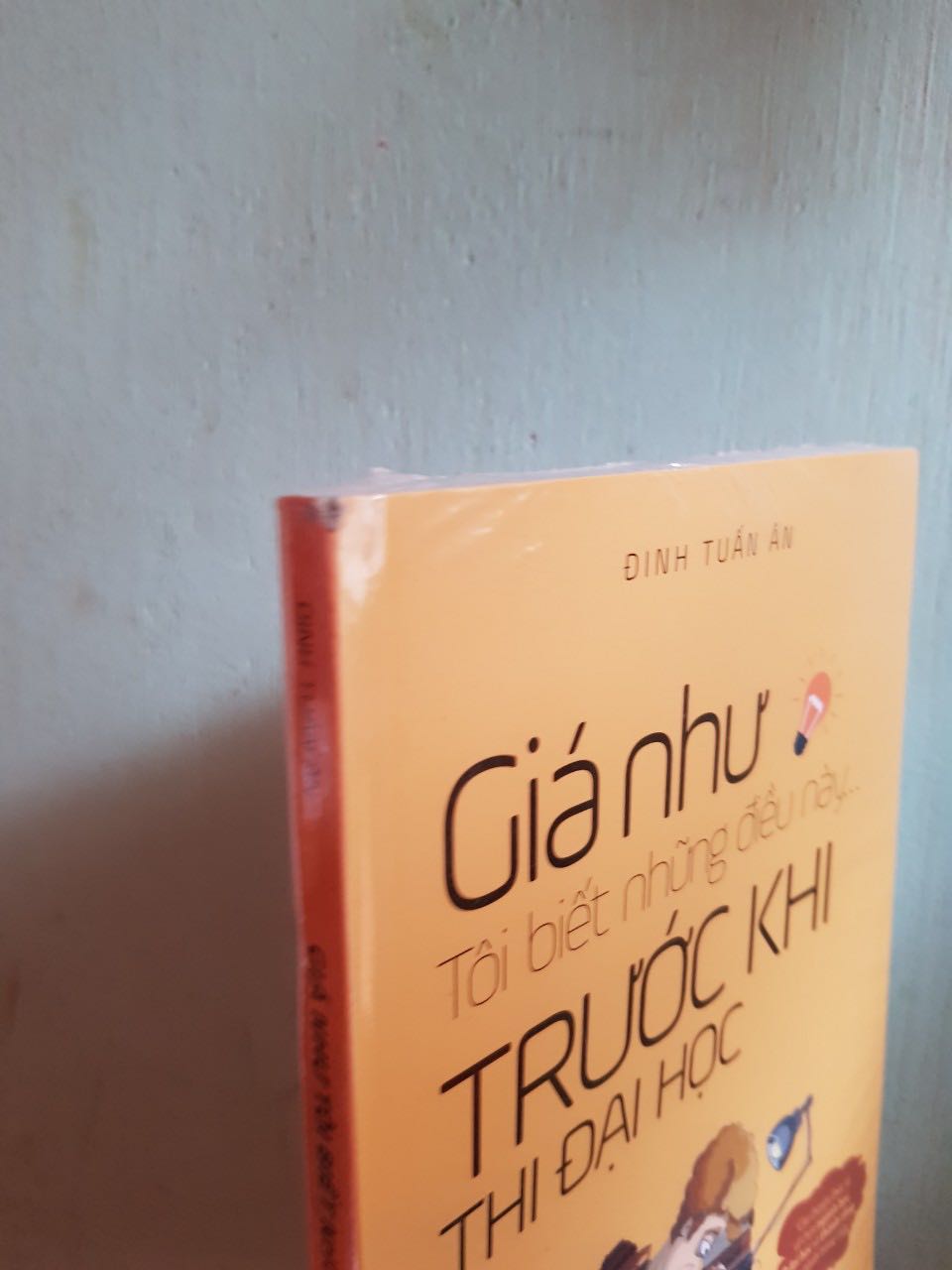 THẤT VỌNG TRÀN TRỀ VỀ TIKI

📅 Sau hơn 2 tháng 10 ngày, với hơn 3 thư complaint thấm đẫm sự phẫn nộ, thay vì nhận được những cuốn sách hoàn chỉnh thì mình nhận được cuộc gọi “Hoàn tiền cho quý khách”.

Đặt hàng từ ngày 8/8, sau 14n ngày chờ đợi (n là số lần TIKI xin quý khách đợi thêm) thì ngày 04/10 mình nhận được thùng hàng như bị PET gặm với 3 cuốn sách không muốn nhìn lần nữa. "OK, I'm feeling just fine, fine, fine...". Tiếp tục hành trình viết *** complain thì mình nhận được phản hồi đổi hàng, nhưng đời không như là mơ, sau tất cả 19/10 TIKI lại tạt 1 gáo nước lạnh vào mặt KH khi liên hệ báo sách hết hàng và hoàn tiền. Cạn lời! Tốc độ xử lý đơn hàng của TIKI quá đỉnh…

70 ngày – gấp 1.5 thời gian gửi hàng sea đi Mũy. Mình đã quá phí phạm thời gian cho TIKI!

“NẾU KHÔNG GIAO ĐƯỢC HÀNG XIN ĐỪNG NHẬN ĐƠN. NẾU KHÔNG GIAO ĐƯỢC HÀNG ĐÚNG HẠN XIN ĐỪNG QUẢNG CÁO GIAO HÀNG SIÊU NHANH.

#SayGB