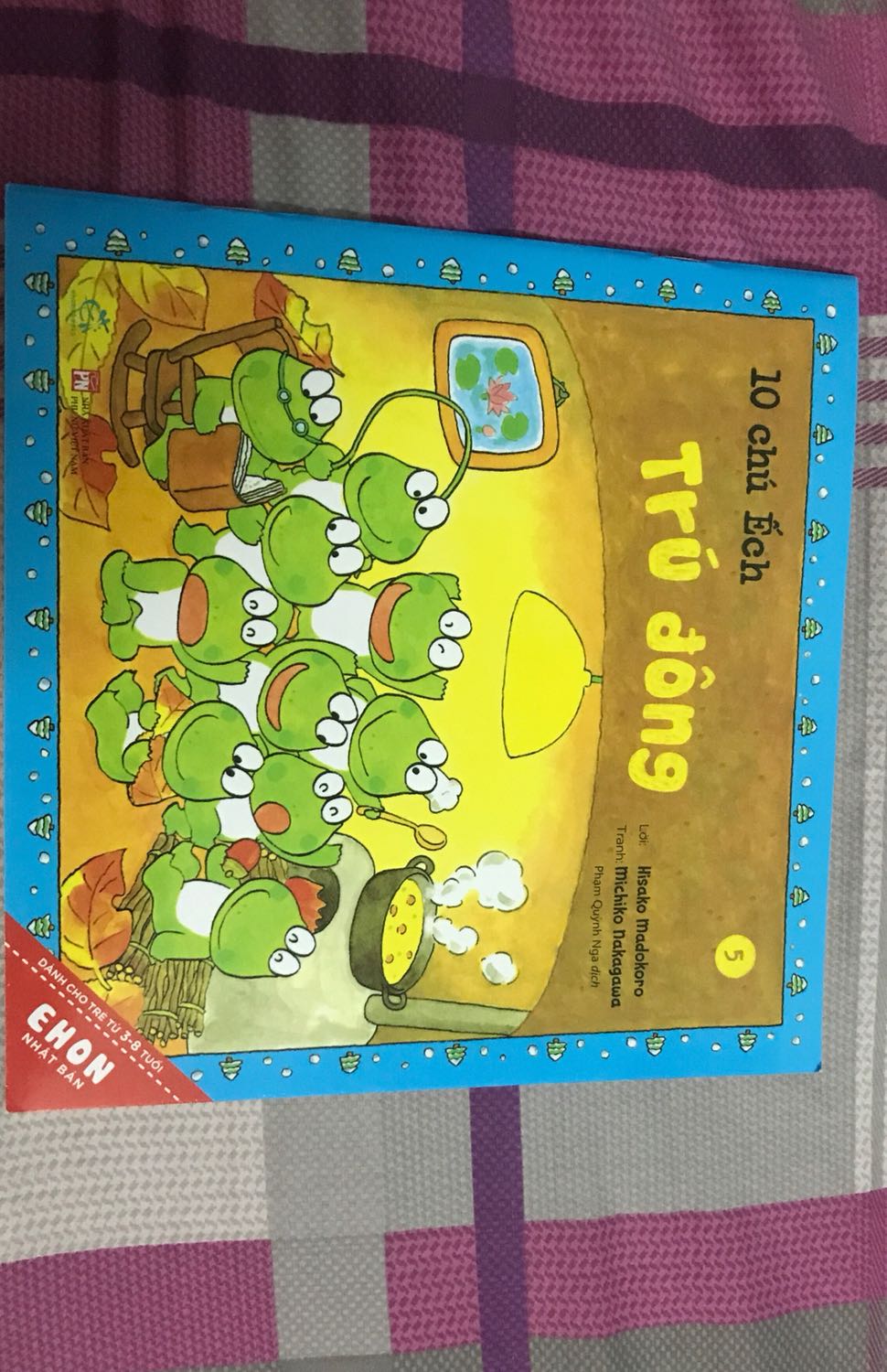Bộ sách này bé nhà mình rất thích, còn muốn ôm đi ngủ. Mầu sắc, hình ảnh tươi sáng, rõ nét, nội dung thú vị.