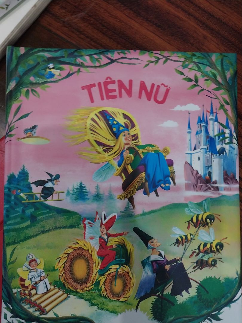 cuốn sách có là cuộc phiêu lưu thú vị của các vị thần lùn và các con thú trong rừng. mình thích bộ chuyện này
