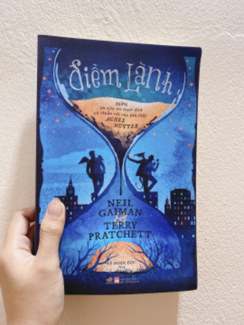 Lọt hố vì xem Good Omens, truyện cuốn, nhiều đoạn hài xĩu, cũng có nhiều đoạn cứ dễ thương kiểu gì í. Ưng cái bụng ☺️