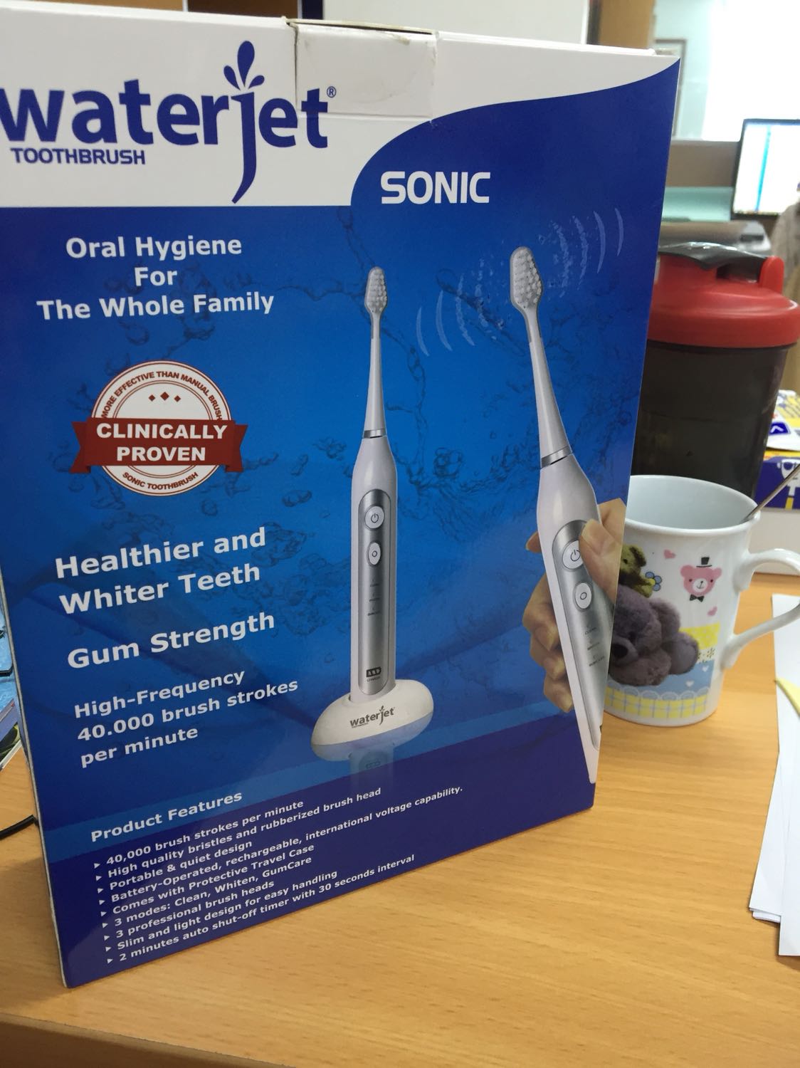 Từ khi mình mua về dùng thấy siêng đánh răng hẳn, mà răng cũng sạch mảng bám hơn hồi trước. Mấy vết ố cũng mờ dần đi. Mình lúc đầu còn sợ bàn chải rung chải mạnh quá thì đau mà hoá ra không những không đau mà mình còn dùng chế độ để massage nướu được nữa cơ. Pin thì cực bền, chắc cả nửa tháng mới phải sạc lại. Đúng là không uổng công đầu tư, đến cả con bé Quyên nhà mình cũng đòi mẹ đánh răng cho bằng bàn chải điện nữa :)