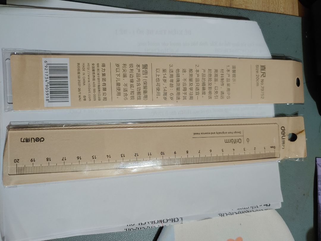 Thước chất lượng tốt, dễ dùng. Trong suốt nên dễ điều chỉnh để vẽ hình được chính xác. Có 2 mép thước: một mép thẳng với một mép thước còn lại là gợn sóng. Kích thước của em này là dài x rộng = 20cm x 3cm.