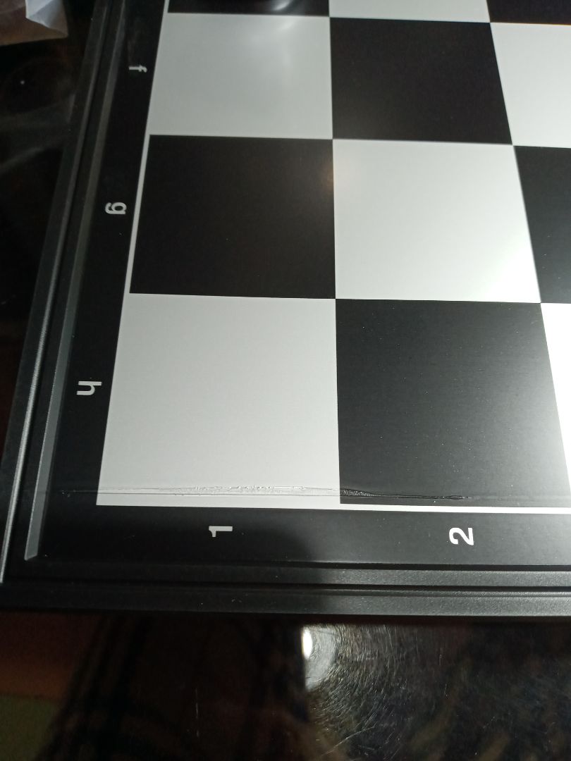 bỏ ra 250k rồi nhận về cái bàn cờ vừa bị móp ngay giữa bàn cờ, mép ngoài ở giữa cũng bị móp. Rồi cuối bàn cờ cả đống vết xước, xin cho đổi lại sp khác. Chờ cả tuần mà giờ phải chờ thêm