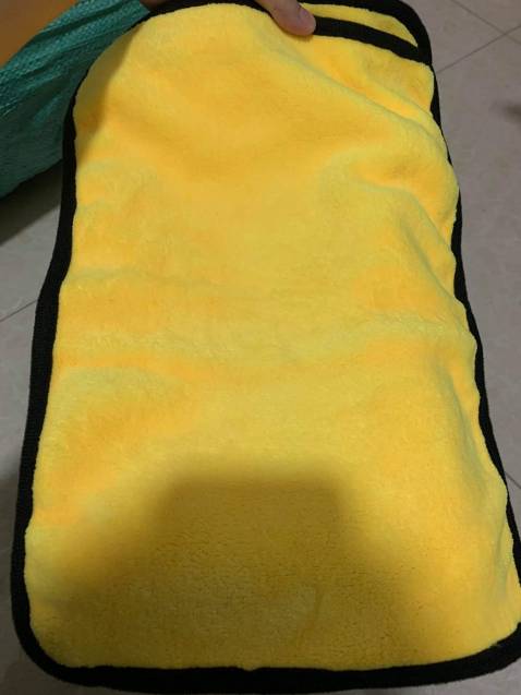 Shop giao đủ hàng, khăn dày, xịn thật sự. Viền may cũng xịn luôn. Lau xe cũng không để lại vệt nước thật. ưng quá