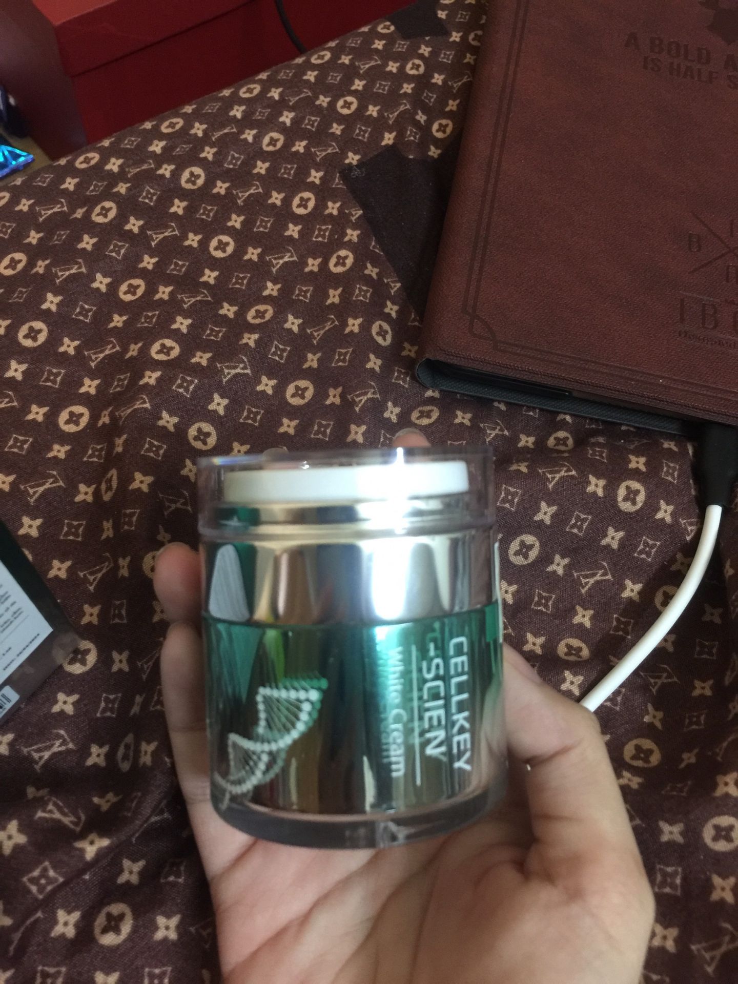 Giao hàng nhanh, đóng gói cẩn thận lắm. Dc ny tư vấn mua tặng mẹ làm quà sinh nhật là chuẩn luôn. Các anh em nên tham khảo nhé. Mẹ tôi khen thích lắm, sau hết mua tiếp
