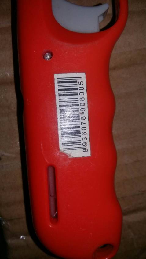 Shop gửi bật lửa cũ đã sử dụng, không có bao bì sản phẩm, thân bật lửa trầy xước, bẩn, rỉ sét, lượng gas trong bật lửa chỉ còn 1/4 - 1/3