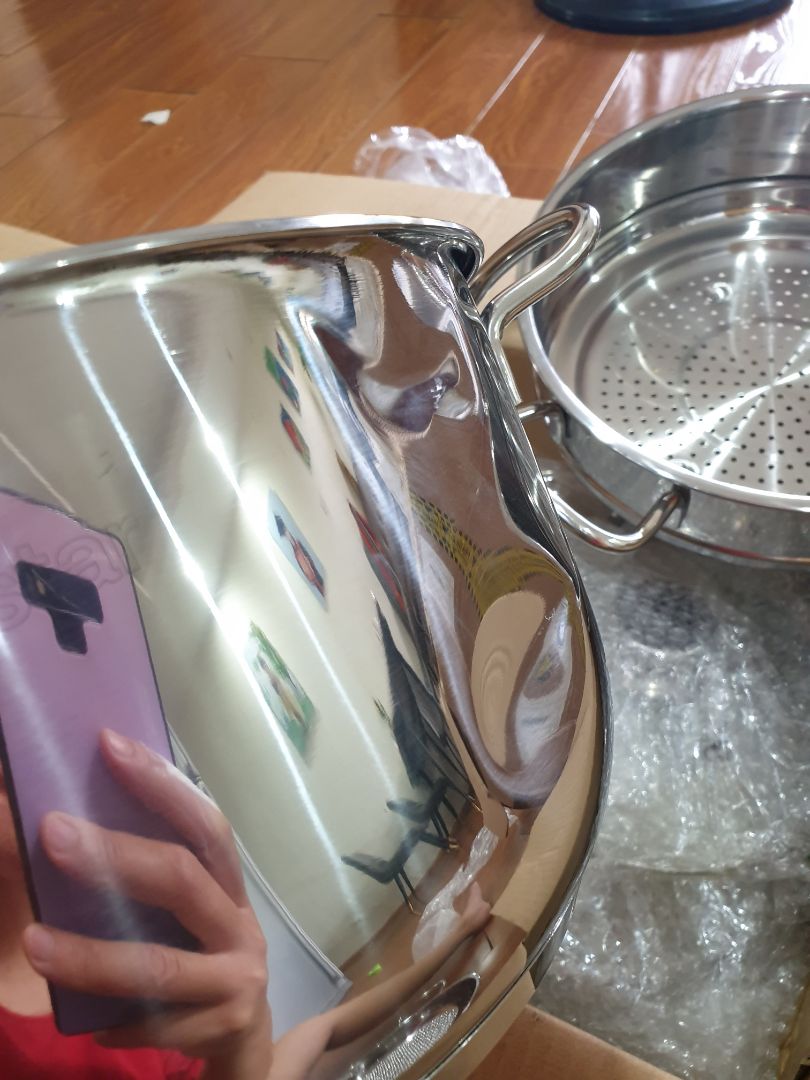 giao hàng chậm hơn 3 ngày so với dự kiến. Nồi và chảo bị lõm.