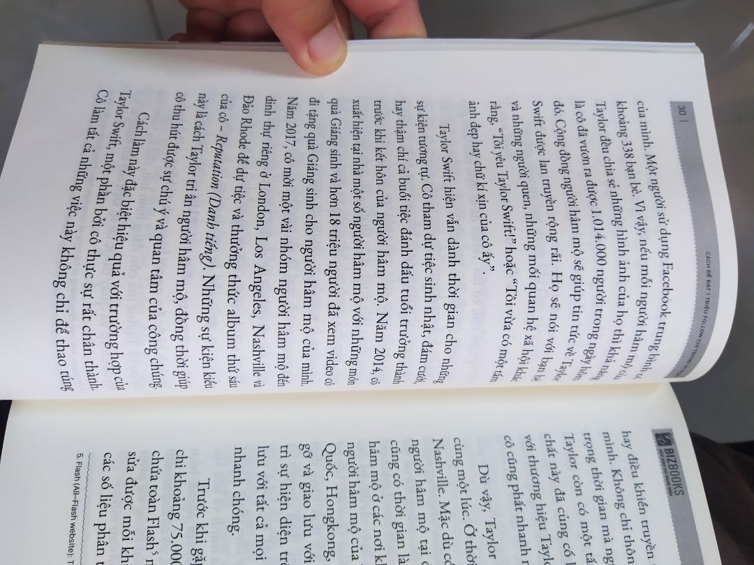 nội dung do chưa đọc nên mình chưa bình luận đc. nhưng về chất lượng hàng và cách đóng gói thì nhà sách fahasa chưa bao h làm mình thất vọng. Cuốn này mua về đc bọc kính đàng hoàng rất thích.