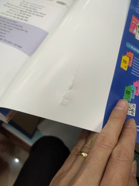 Tôi đã mua nhiều sp của Tiki trading, nó làm tôi liên tưởng đến Amazon prime. Nhưg lần này quá thất vọng. Lần trước tôi mua Giáo trinh tiếng Hàn 1,2 và sách bài tập, tổng cộng 4 cuốn, đều còn bọc seal, ngoài ra còn giấy xốp lót trong hộp nên cl rất tốt. Nhưg lần này thì cả 4 cuốn tập 3,4 đều là sách cũ, đã bóc nilon, có cuốn còn nguyên vết keo j dính trên bìa như *** cốc vậy. Tất cả 4 cuốn ở góc đều bị móp, 4 cuốn khá to và nặng + 1 cuốn dragon ball, vậy mà cho trần vào 1 hộp, ko lót bảo vệ j cả, có cả lỗi bên vận chuyển, nhưng rách ở bìa thì là do rách từ trc. Quá là thất vọng, ngày xưa hay mua bên Fahasha, nhưng gần đây mua Tiki Trading vì giá tốt hơn. Rất mong Tiki đổi trả miễn phí cho tôi 4 cuốn sách hỏng và cũ này( duy có cuốn dragon ball nguyên vẹn, vì mới xb vài hôm và khổ nhỏ nên ko sao)