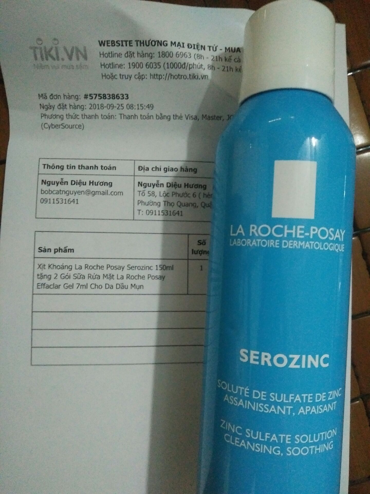 Mình có đặt mua chai xịt khoáng này vào ngày 25/9 với mã đơn hàng 575838633 và 500g hạt chia.
Giao hàng rất nhanh, đóng gói cẩn thận, sản phẩm có tem của La Roche Possay. Khi mua hãng có gửi kèm gift nhỏ 2 gói sữa rửa mặt nhưng đến khi nhận được hàng lại ko có trong hộp. Tuy là quà nhỏ nhưng lại sót như vậy mình chưa hài lòng lắm cộng thêm phần nắp bình trầy xước nên dành cho lần mua hàng này 4 sao.
Tiki có thể cải thiện cách trình bày sản phẩm, gắn mắc hàng chính hãng nếu là hàng do chính hãng cung cấp để người mua dc dễ theo dõi.
Cảm ơn Tiki! Chúc Tiki cải thiện hơn và thành công.